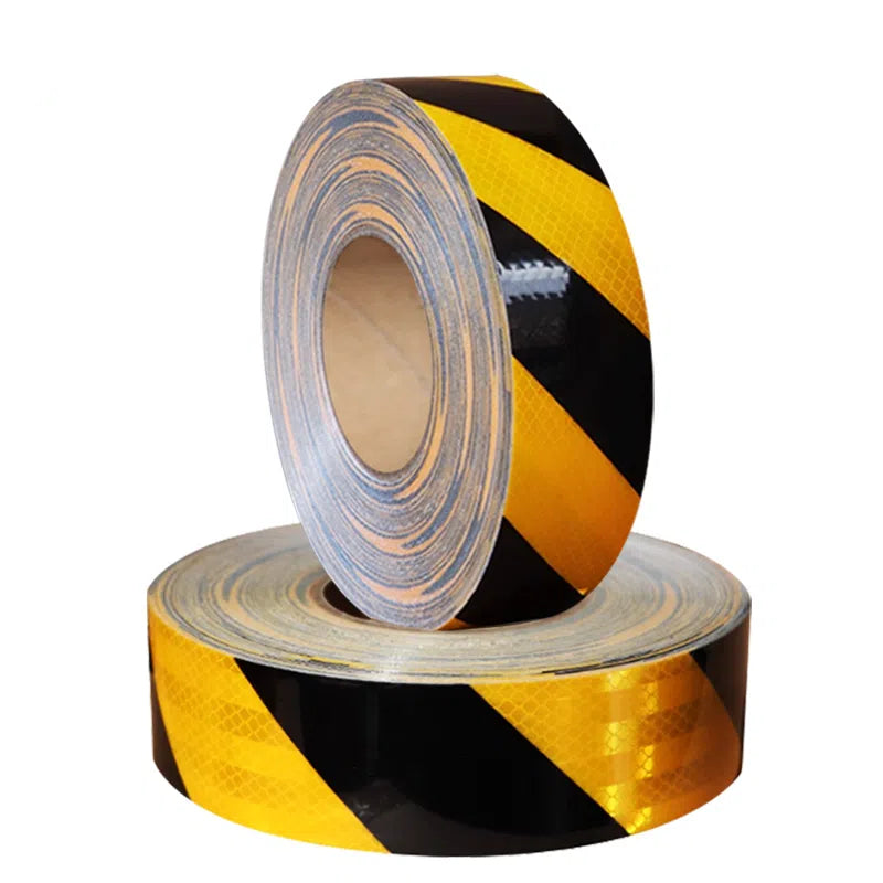 Черно-желтая микропризматическая светоотражающая лента с диагональной предупреждающей наклейкой